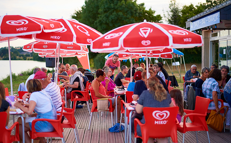 May'n Loisirs, notre snack-bar avec terrasse vue sur le lac de Haute-Mayenne